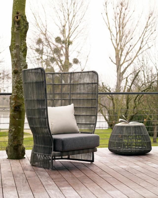 Terrasse Beistelltisch Sitzkissen Holz Bodenbelag Außenbereich 