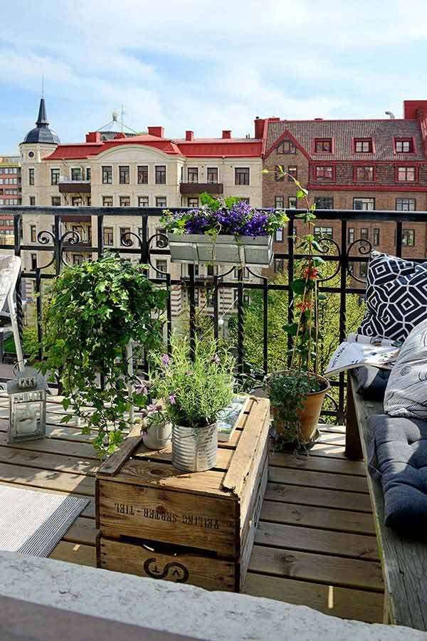 Recycelte-balkonmöbel-Holztisch-Palettenmöbel-Wohntextilien-modern