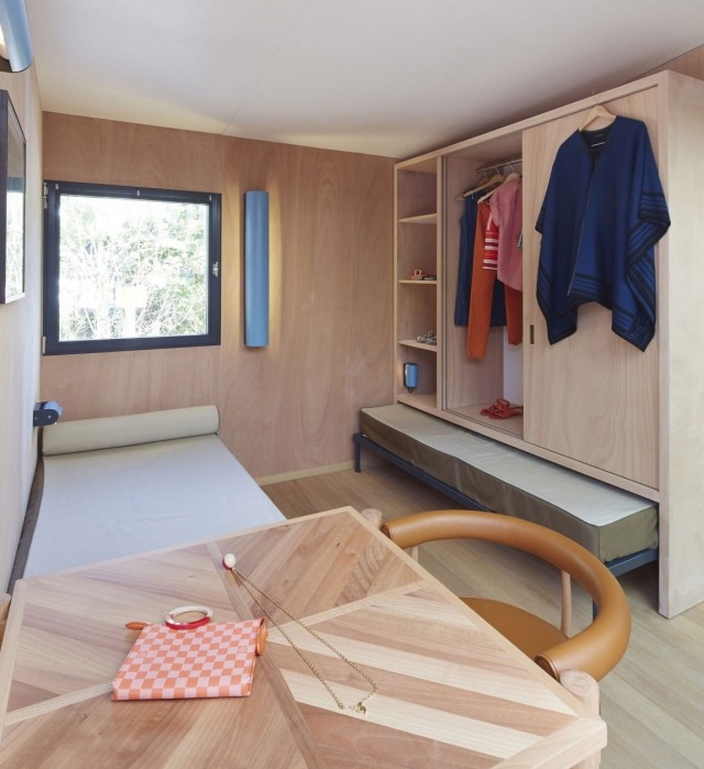 Retro Ferienhaus-Design ideen Bett Tisch-Kleiderschrank eingebaut