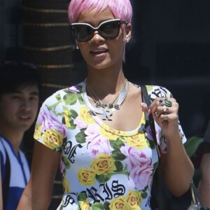 Rihanna -rosa- Haaren- spazieren -Alltag-elegant