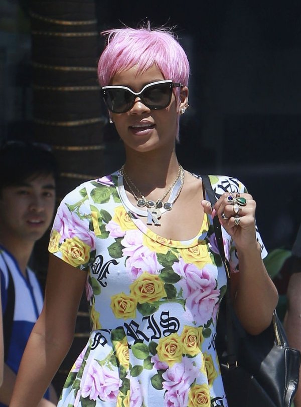Rihanna -rosa- Haaren- spazieren -Alltag-elegant