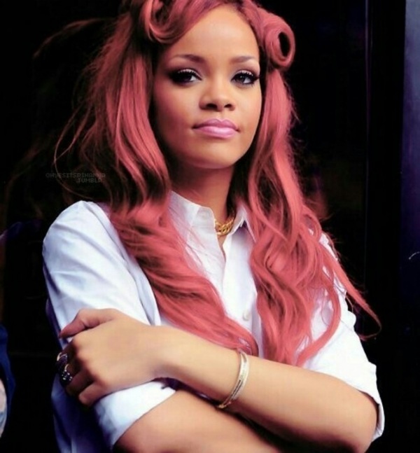 Rihanna-rosa -Haaren- lang