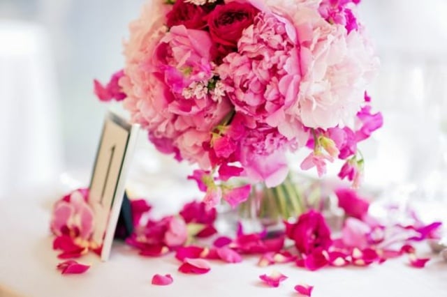  Tisch in Kristallvase arrangieren romantisch verspielte Blumengestecke