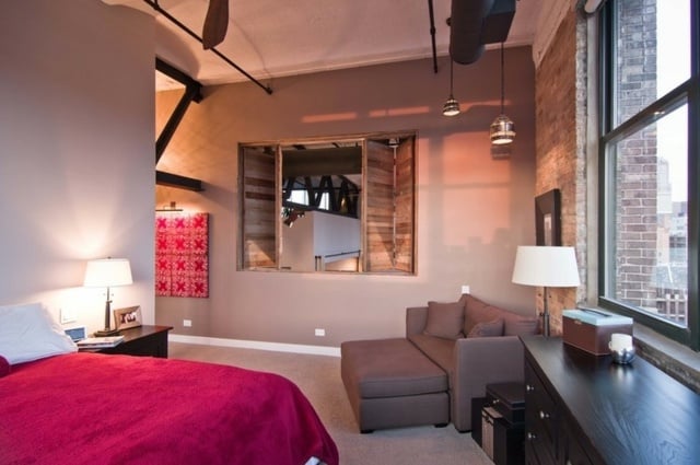 Schlafzimmer einrichten rosa Bettdecke große Fenster weiße Wände industrieller Wohnstil