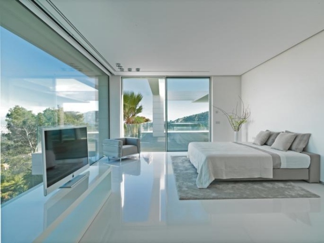 Schlafzimmer glanz-boden-wandfarbe weiß schlicht glas fronten-balkon schiebetüren