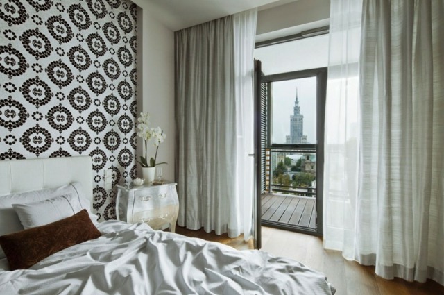 Schlafzimmer-klassischer-Stil-einrichten-Tapeten-Bett-Kopfteil-Leder-Leinen-Vorhänge