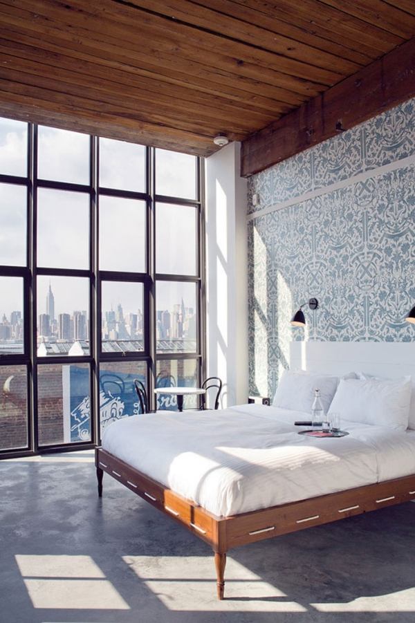 Schlafzimmer Bett Holzgestell-weiß Bettwäsche raumhohe fenster