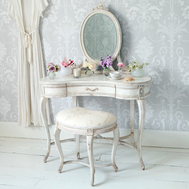 Spiegel Stuhl Tapeten weiße Farbe abgefallene Farbe