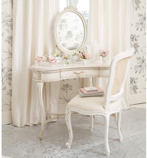 Schminktisch weiße Farbe Spiegel weißer Stuhl Gardinen Vorhänge