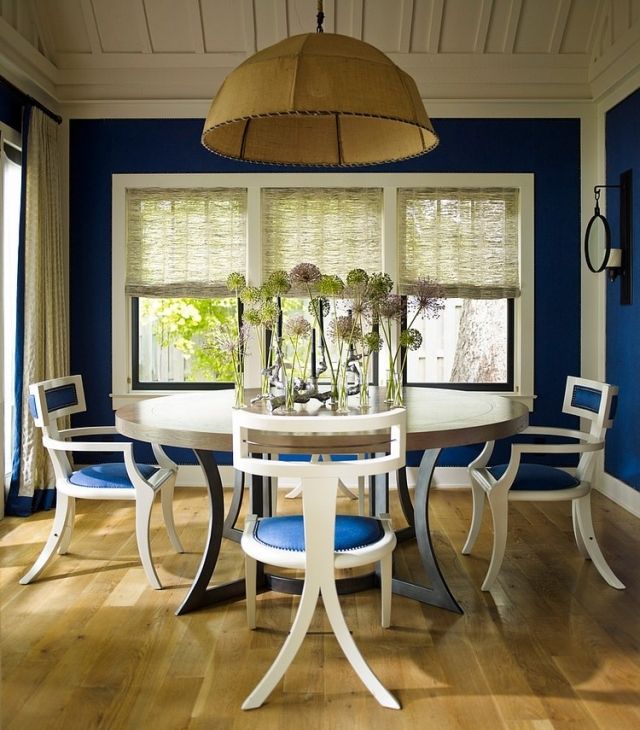 Schnittblumen-Deko-Esszimmer-Tisch-weiß-Stühle-Blau-Polstersitz-schabby-stil
