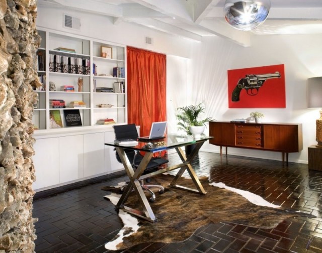Schreibtisch Design Homeoffice Rote Gardinen-Boden Teppich-Fell Optik