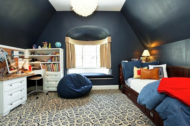 Sitzsack blau Teppichboden langes Bett dunkle Wandfarbe