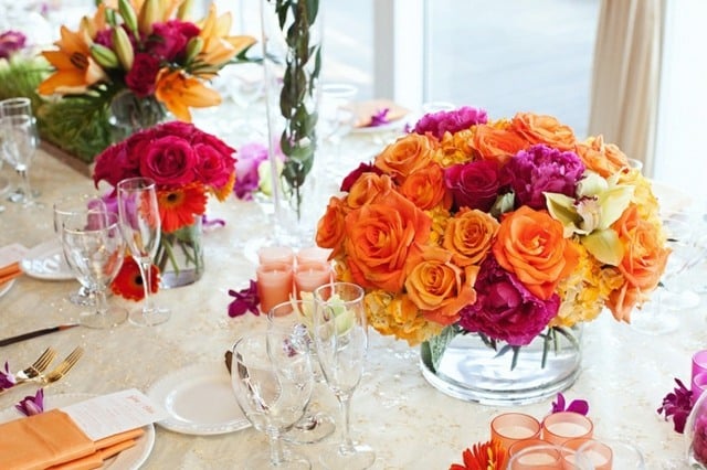 Sommer Blumen Rosen Kristallvase Tisch phantasievoll dekorieren
