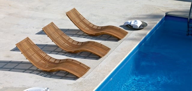Sommer Terrasse Pool Rand Liegestuhl aus Holz drei komfortable Form stabil