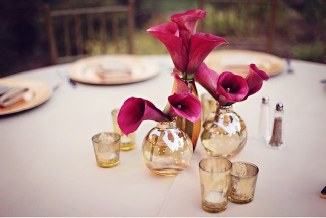 Abendessen zu zweit im Garten rosa Calla kleine Vasen