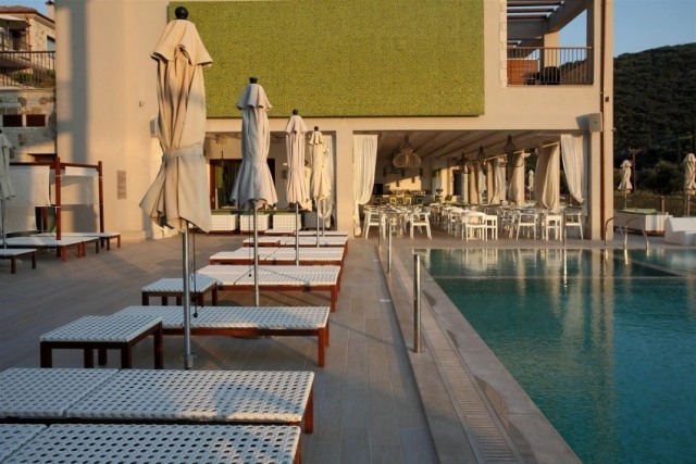 Spa-Hotel-Salvator-Vilen-Outdoor-Schwimmbecken-Sonnenliegen-Sommersonne