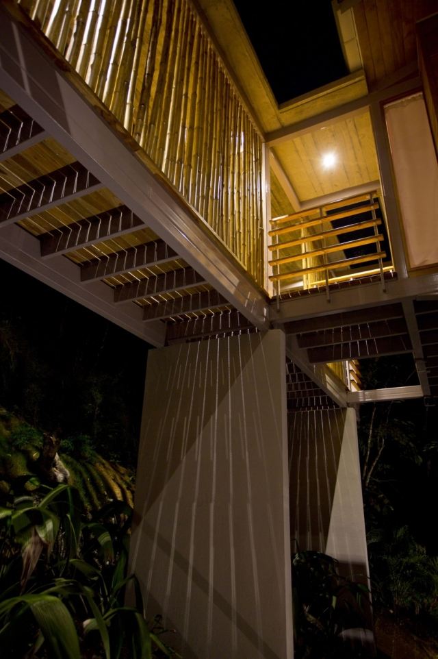 Stelzenhaus aus Holz-mit Meerblick Hanglage-Costa Rica-Casa Flotanta