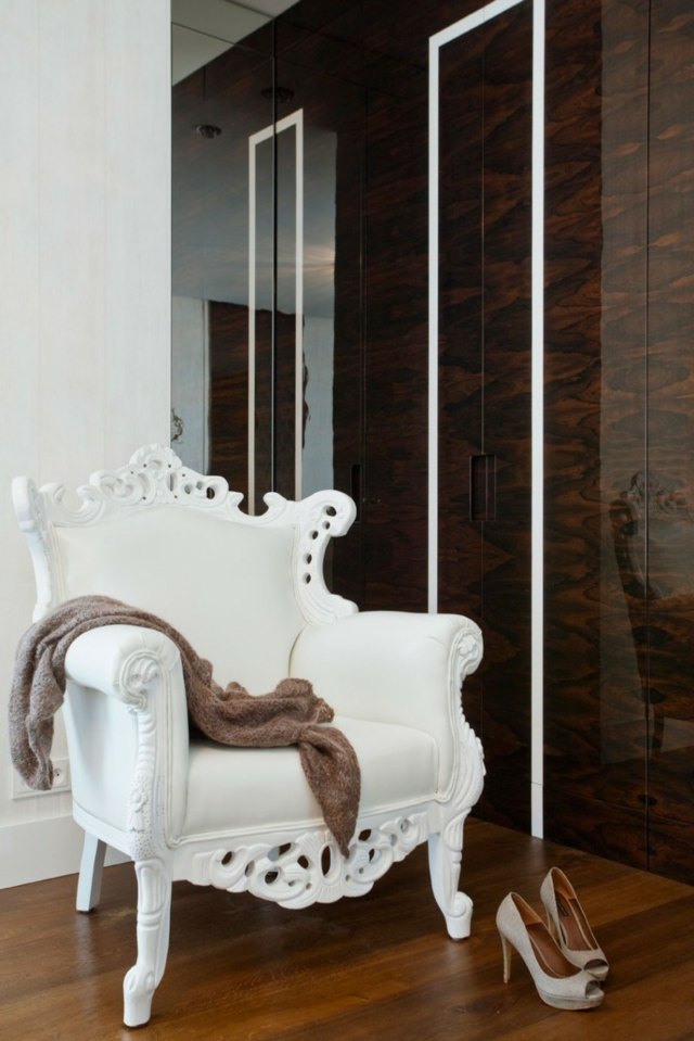 Stuhl-weiß-Leder-Kleiderschrank-Holz-weiße-Details-Dielenboden-Maserung-poliert