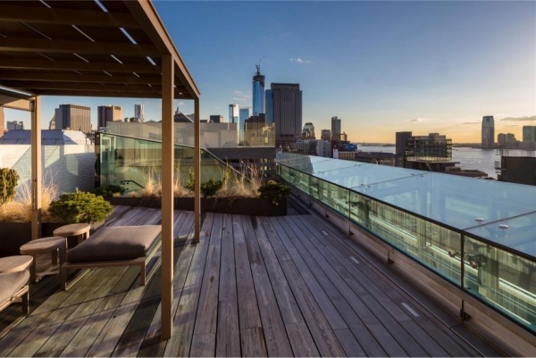 Städtischer-Balkon-gestalten-Holzdielenboden-Glas-Geländer