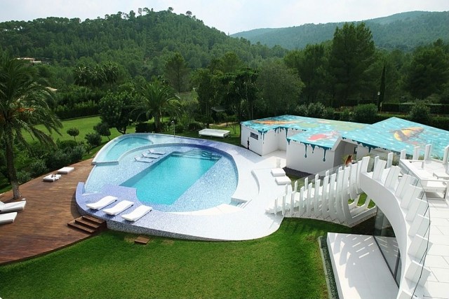 Swimming-Pool-Design-verschiedene-Tiefen-Sonnendeck-Mosaikfliesen-Holz