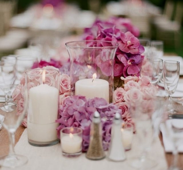 rosa Blüten weißer Tischläufer Kristall Vase