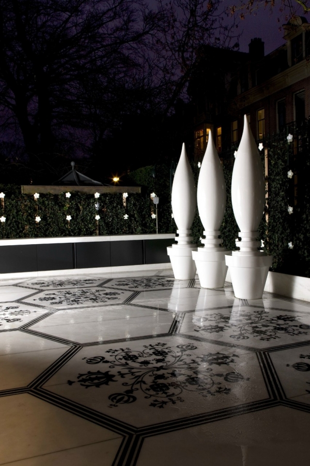 Terrasse verfliest-sechseckige Fliesen-schwarz weiß-eingangsbereich gestalten deko figuren