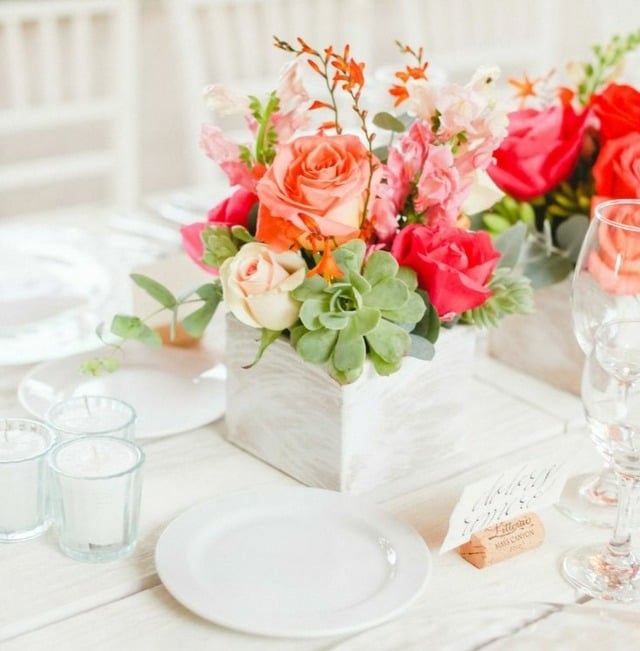 Vase aus Baumstamm üppige Blumenpracht Teller Tischdecke