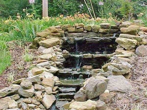 Kleinen- Garten- Brunnen- Wasserfließend-Steine