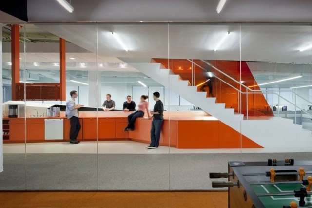 Geländer offen Büro weiß orange einrichten ACTWO