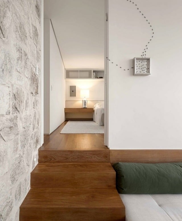 Treppengestaltung-mit-Holz-Dekorative-Wandmuster-Schlafbereich-Beleuchtung