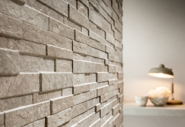 Wandgestaltung-mit-3d-Fliesen-Naturstein-Nachbildung-wallsprofilo
