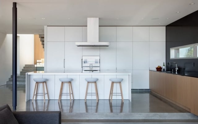 Weiße Küche holz-stühle-rustikal Abzugshaube minimalistisch modern