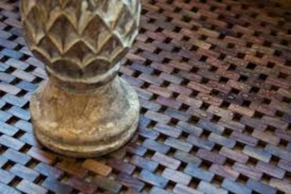 Keramiktopf-Holzteppiich-netzartig-braun
