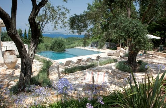 Wochenendhaus mit Pool schöne Terrasse Steinfliesen mediterraner Stil