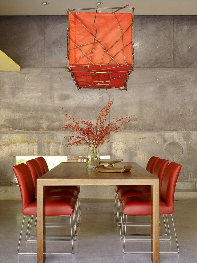 Wohnzimmer design Esstisch Holz-Wandgestaltung-raue Betonwand-Holztisch-Design Stühle Metallkronleuchter