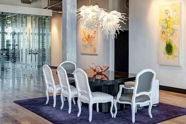 Wohnideen Art-deco-Eklektische Dekorationen Weiße Stühle-Holzrahmen-ornamentenreich