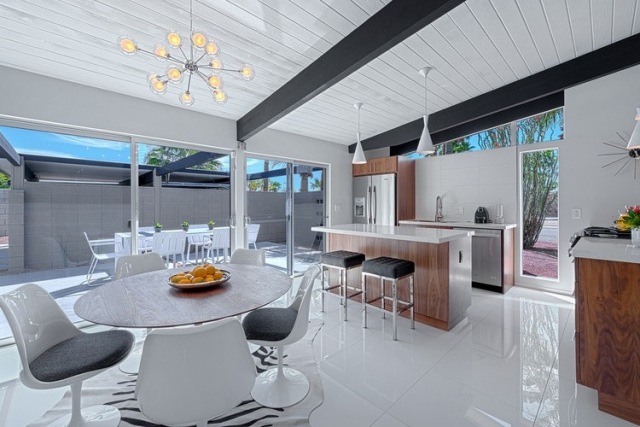 Einrichtungsideen Küche modern Gestaltung Fußboden Glanz-Weiß Futuristische Stühle