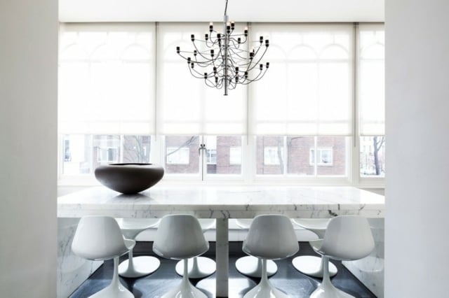 Kristall Kronleuchter Marmor Tisch Stühle weiß