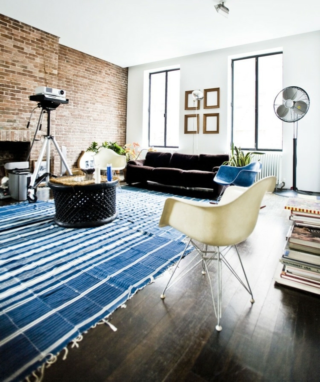 Wohnzimmer Wohnideen Teppich blaue Streifen maritimer Stil Stühle Rundtisch