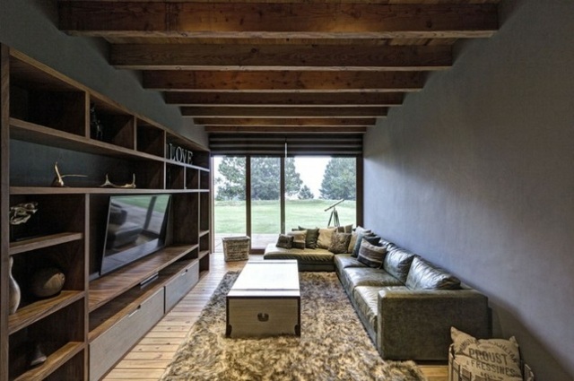  rustikale Holzdecke Balken Sofa Set Wandregal