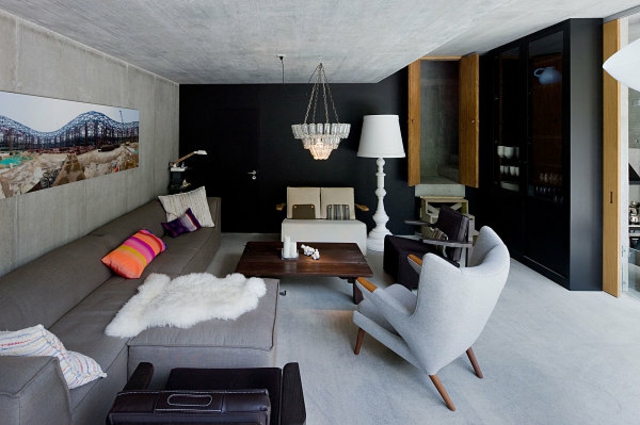 Wohnzimmer einrichten Stuhl Polsterung Sofa Kunstpelz Bilder Wand Leseecke Kronleuchter