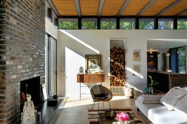 Wohnzimmer einrichten Stuhl Steinwand weißes Sofa Holzdecke