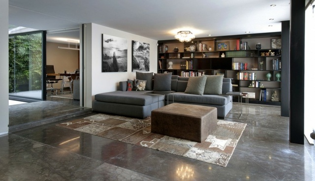 neutrale Farben Sofa grau Wandregal Bilder Wand Teppich geometrische Muster