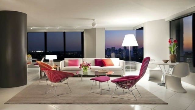  rosa orange Farben kombinieren weiß Teppich Sofa kleiner Essplatz
