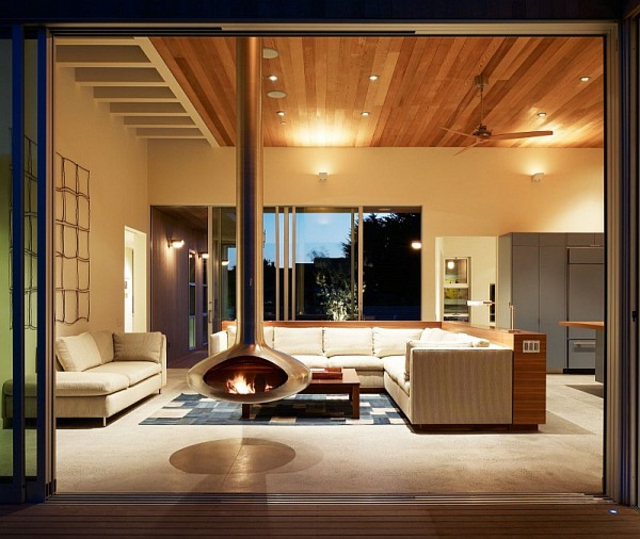 Wohnzimmer einrichten rustikal Interieur Holzbalkendecke Ecksofa Teppich geometrische Formen