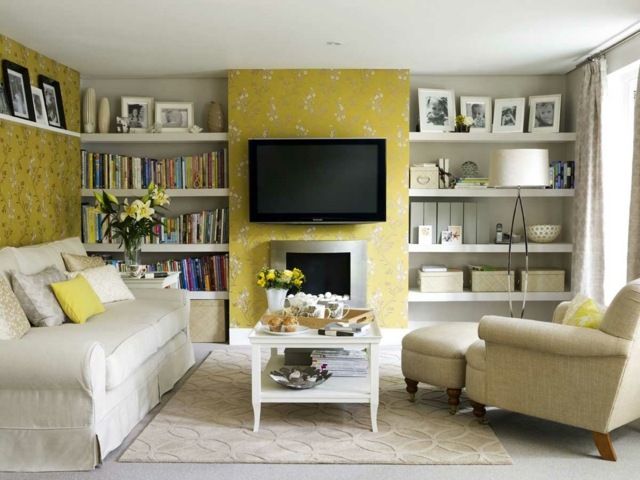 einrichten Polstermöbel Sofa gelbe Wand Tapeten Wandregale