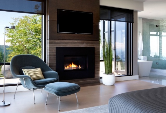 Wohnzimmer mit Kamin-Wandkamin innendesign Relaxsessel fußlehne
