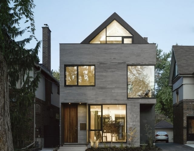architektenhaus-schmal-modern-bauluecke-errichtet-graue-fassade