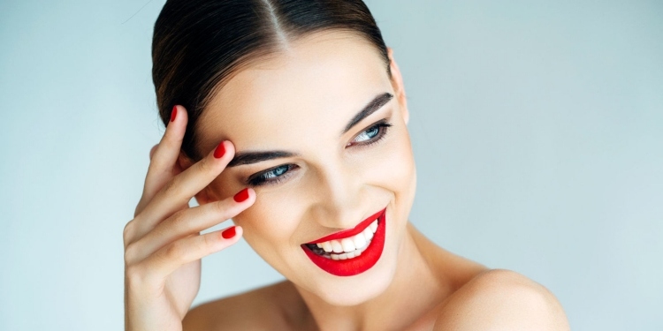 Augenbrauen formen -schminken-betonen-perfektes-make-up-rote-lippen