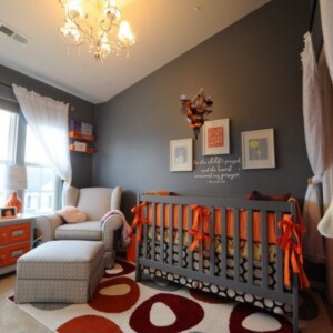 babyzimmer-deko-grau-orange-wanddeko-spruch-bilderrahmen